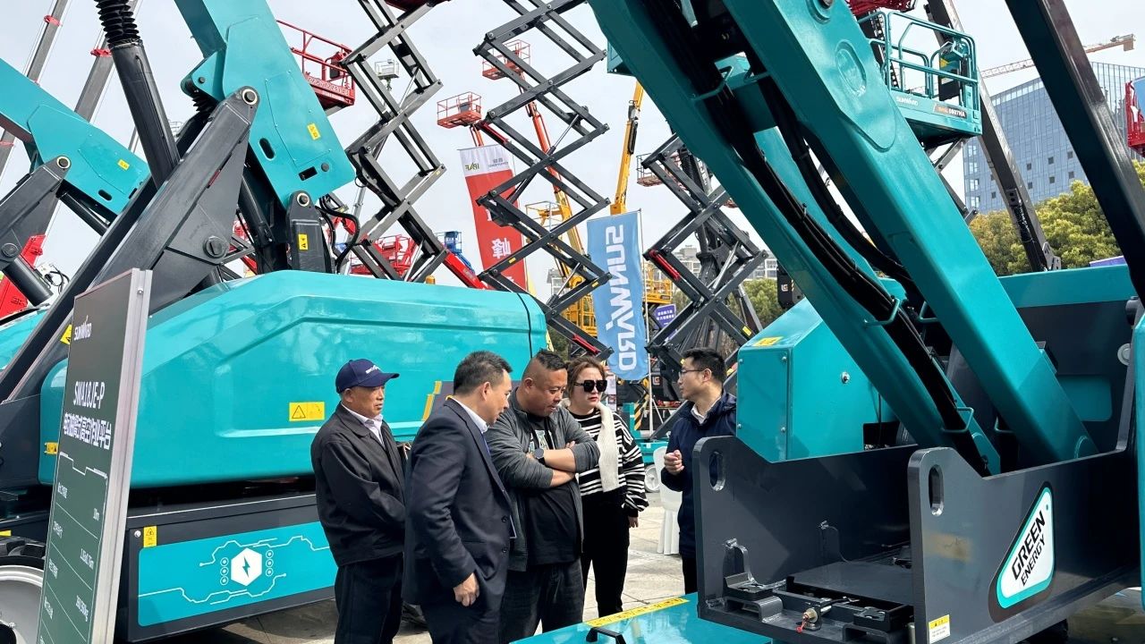 “爆品”来袭，，，，，，签简单直！ 永利集团官网智能艳服亮相第八届天下高空作业平台租赁大会