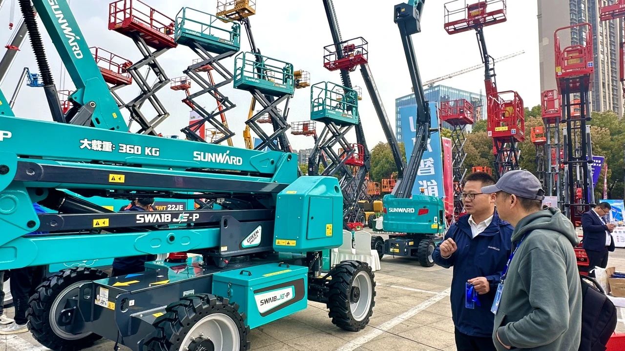 “爆品”来袭，，，，，，签简单直！ 永利集团官网智能艳服亮相第八届天下高空作业平台租赁大会