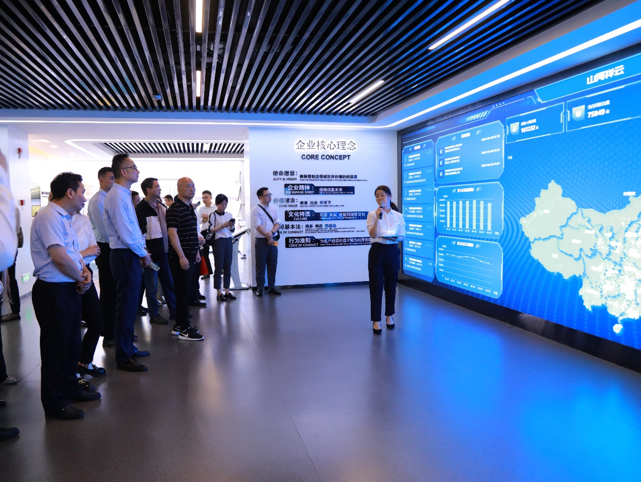 湘潭市工信局带队莅临永利集团官网智能开展智能制造现场观摩交流活动