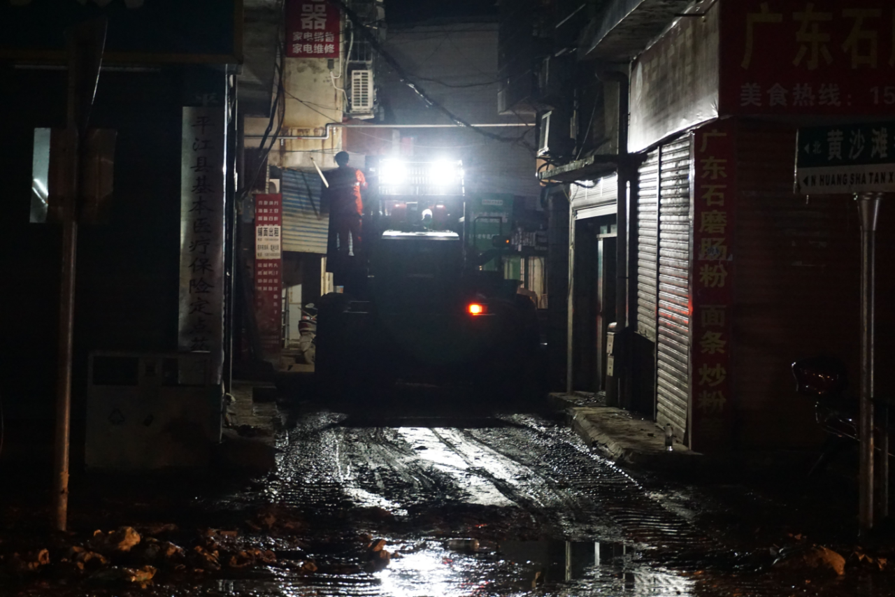 驰援湖南平江抗洪抢险，，，，，，共克时艰显继承