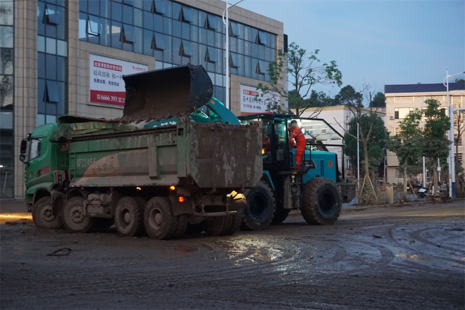 驰援湖南平江抗洪抢险，，，，，，共克时艰显继承