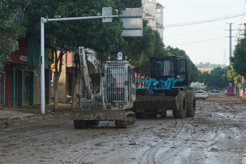 驰援湖南平江抗洪抢险，，，，，，共克时艰显继承