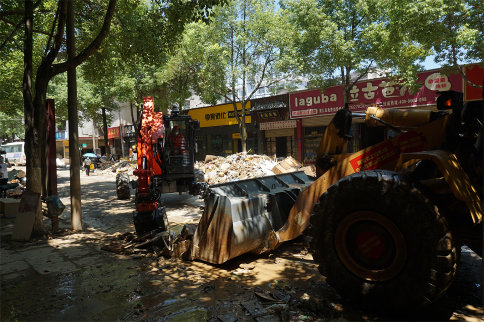 驰援湖南平江抗洪抢险，，，，，，共克时艰显继承