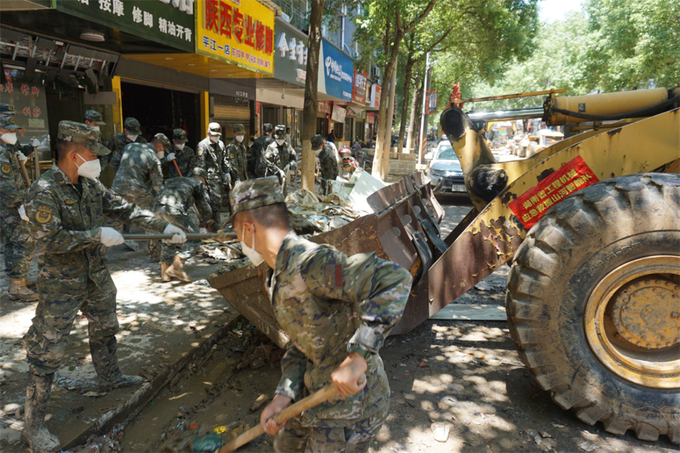 驰援湖南平江抗洪抢险，，，，，，共克时艰显继承