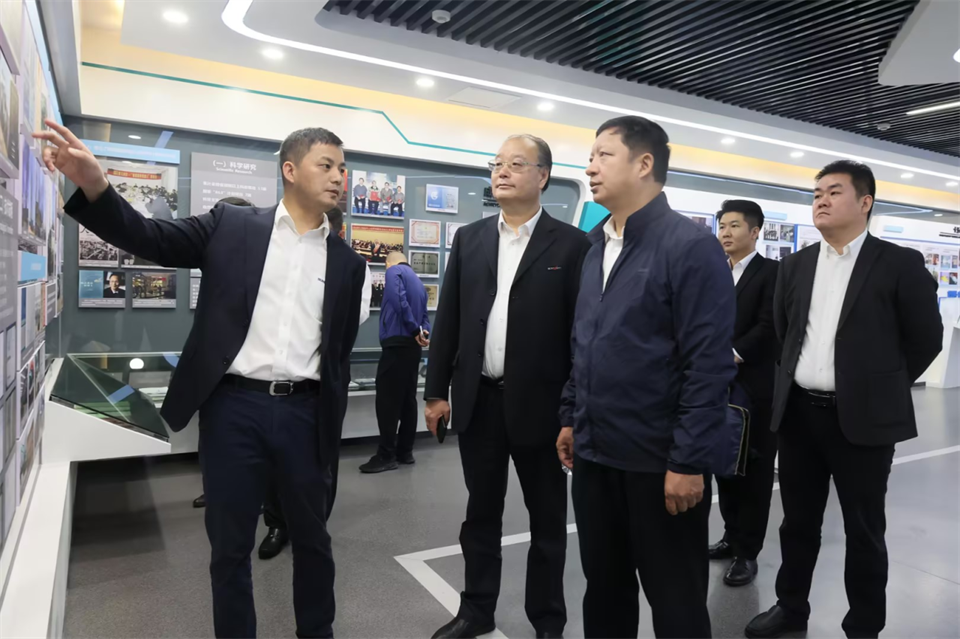 同船出海，，，，，，共赢未来！中铁九局副总司理刘峻峰一行到访永利集团官网智能