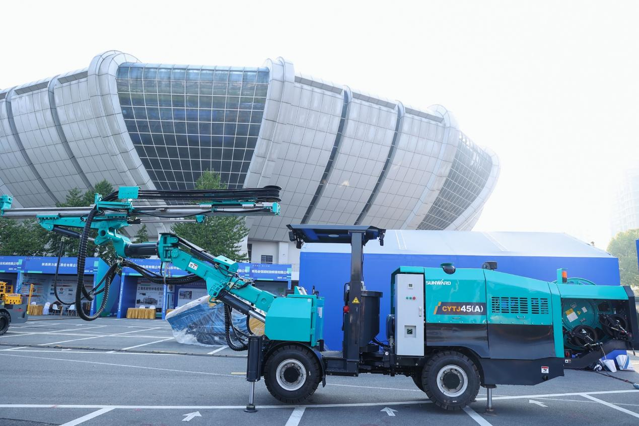 永利集团官网矿岩携井下掘进台车亮相苍南矿山井巷机械展