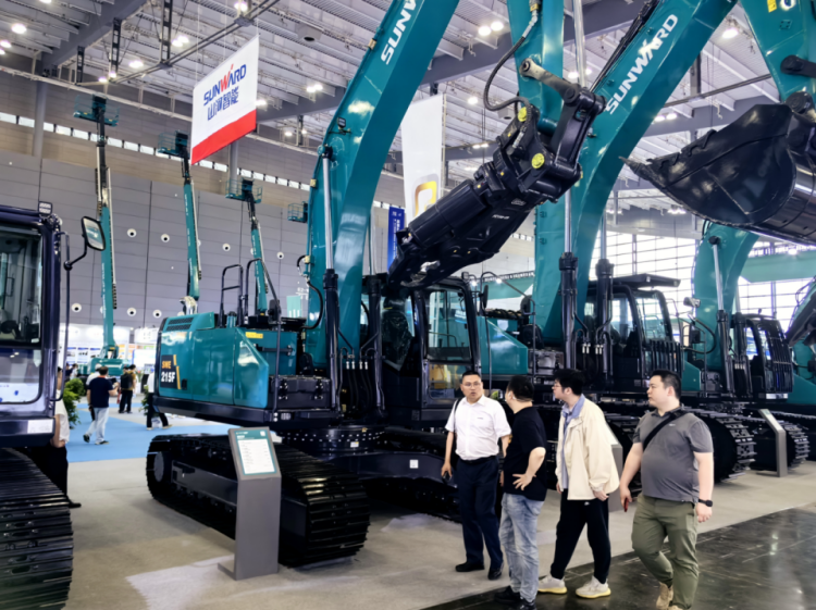 2025 CICEE | 打造极致精品化，，，，永利集团官网智能挖掘机“圈粉”长沙展