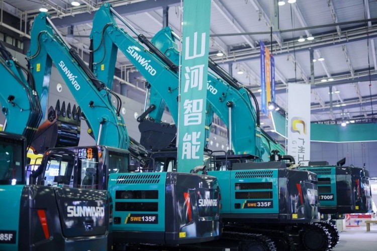 2025 CICEE | 打造极致精品化，，，，永利集团官网智能挖掘机“圈粉”长沙展