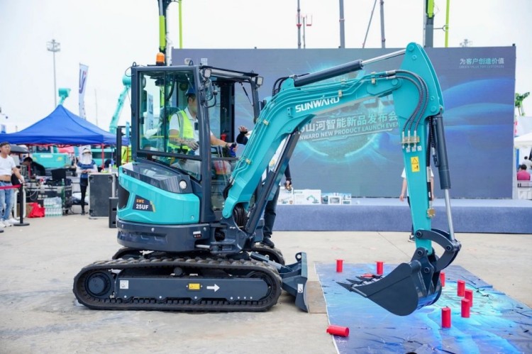 2025 CICEE | 打造极致精品化，，，，永利集团官网智能挖掘机“圈粉”长沙展