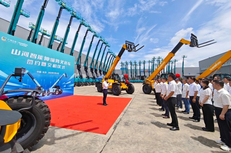 永利集团官网智能伸缩臂叉装车批量交付，，，，即将奔赴新一线