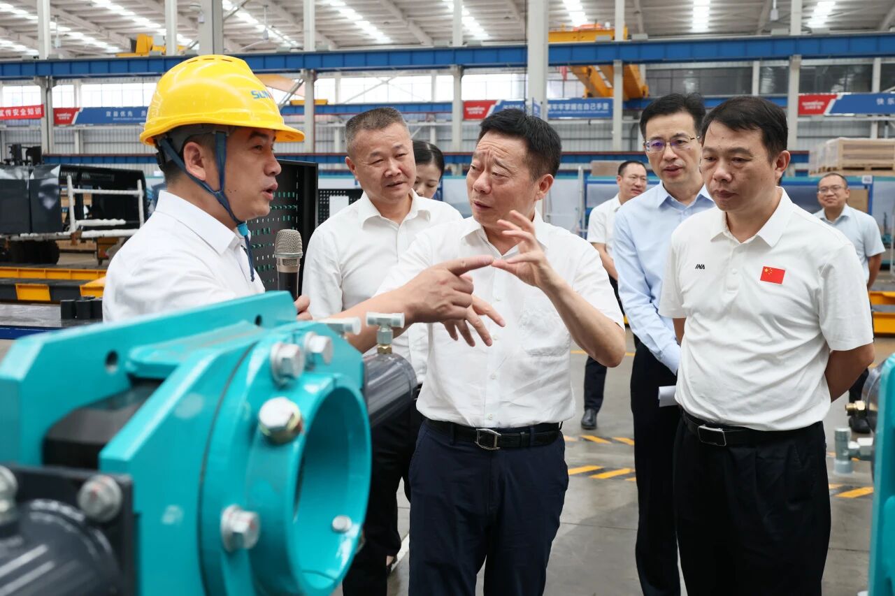 湖南省政协副主席、省工程机械工业链链长何寄华调研永利集团官网智能