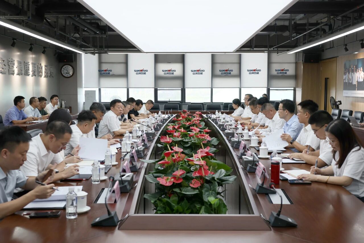 湖南省政协副主席、省工程机械工业链链长何寄华调研永利集团官网智能