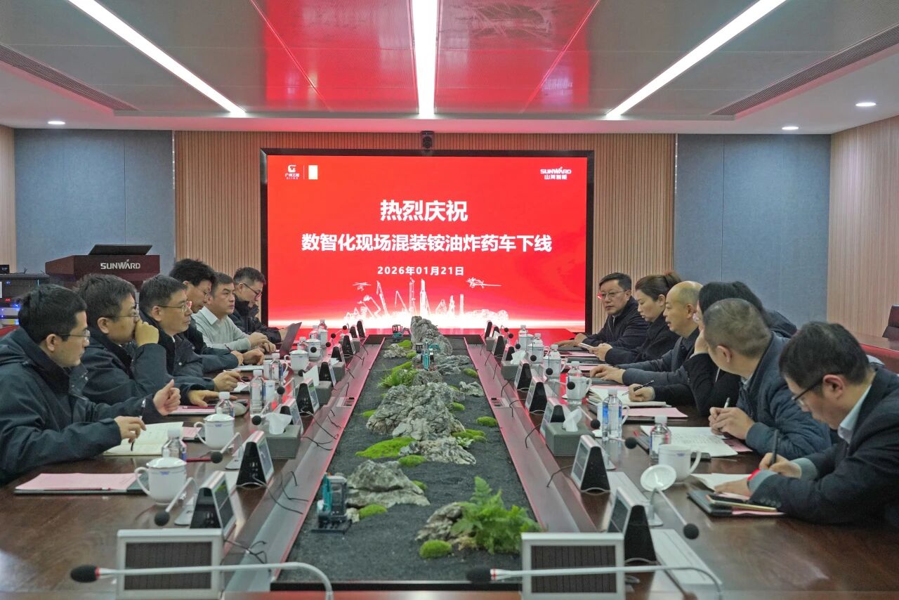 数智化现场混装铵油炸药车下线!永利集团官网智能与易普力携手共筑智能矿山新篇章