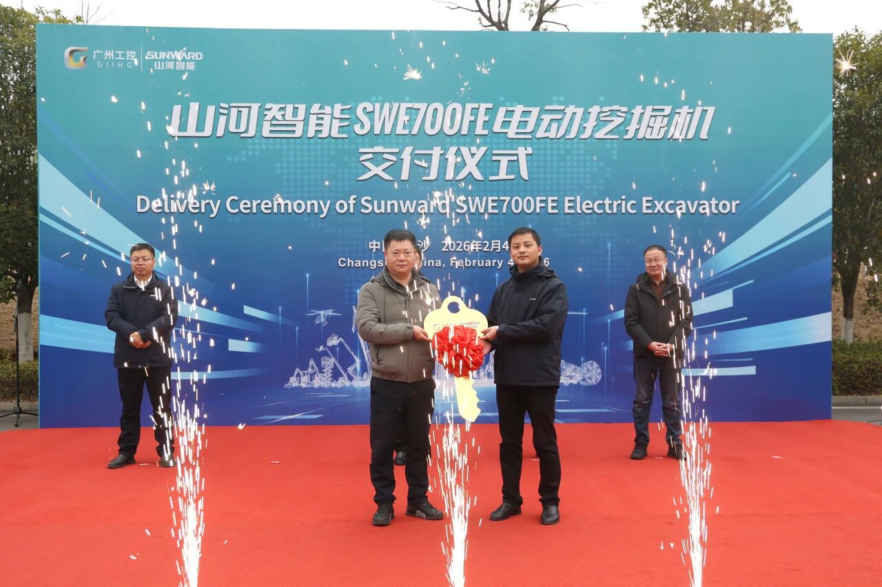 永利集团官网智能SWE700FE电动挖掘机乐成交付，，助力打造绿色智慧矿山
