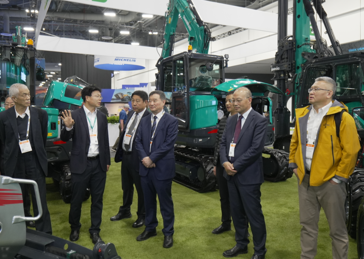 2026美国拉展 | 中国工程机械工业协会会长苏子孟一行到访永利集团官网智能展位