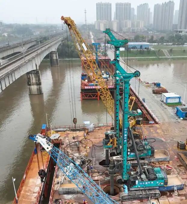 啃下“硬骨头”！永利集团官网智能旋挖钻机助力长沙湘江铁路特大桥主墩桩基工程完善收官