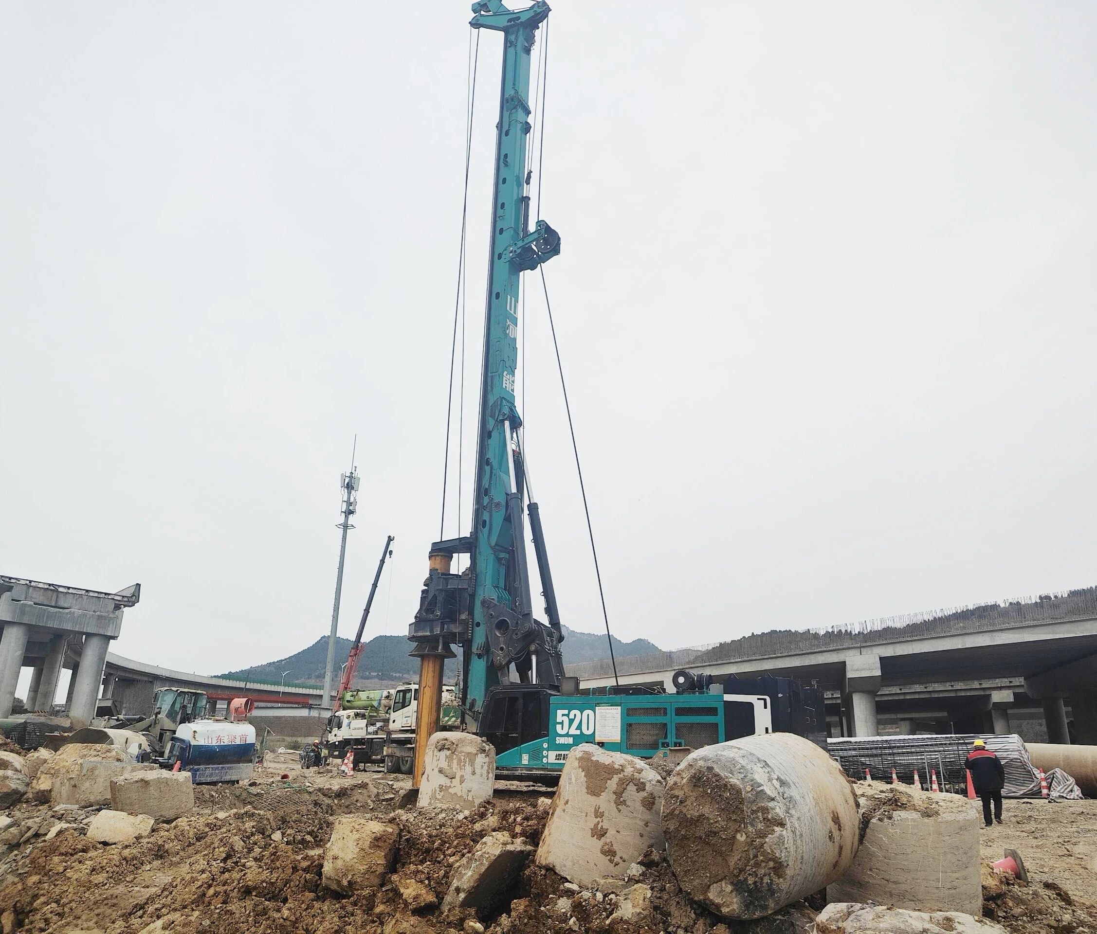 “亮剑”济南绕城改扩建项目，，，，，，永利集团官网智能增程式电动旋挖钻机高效入岩受好评