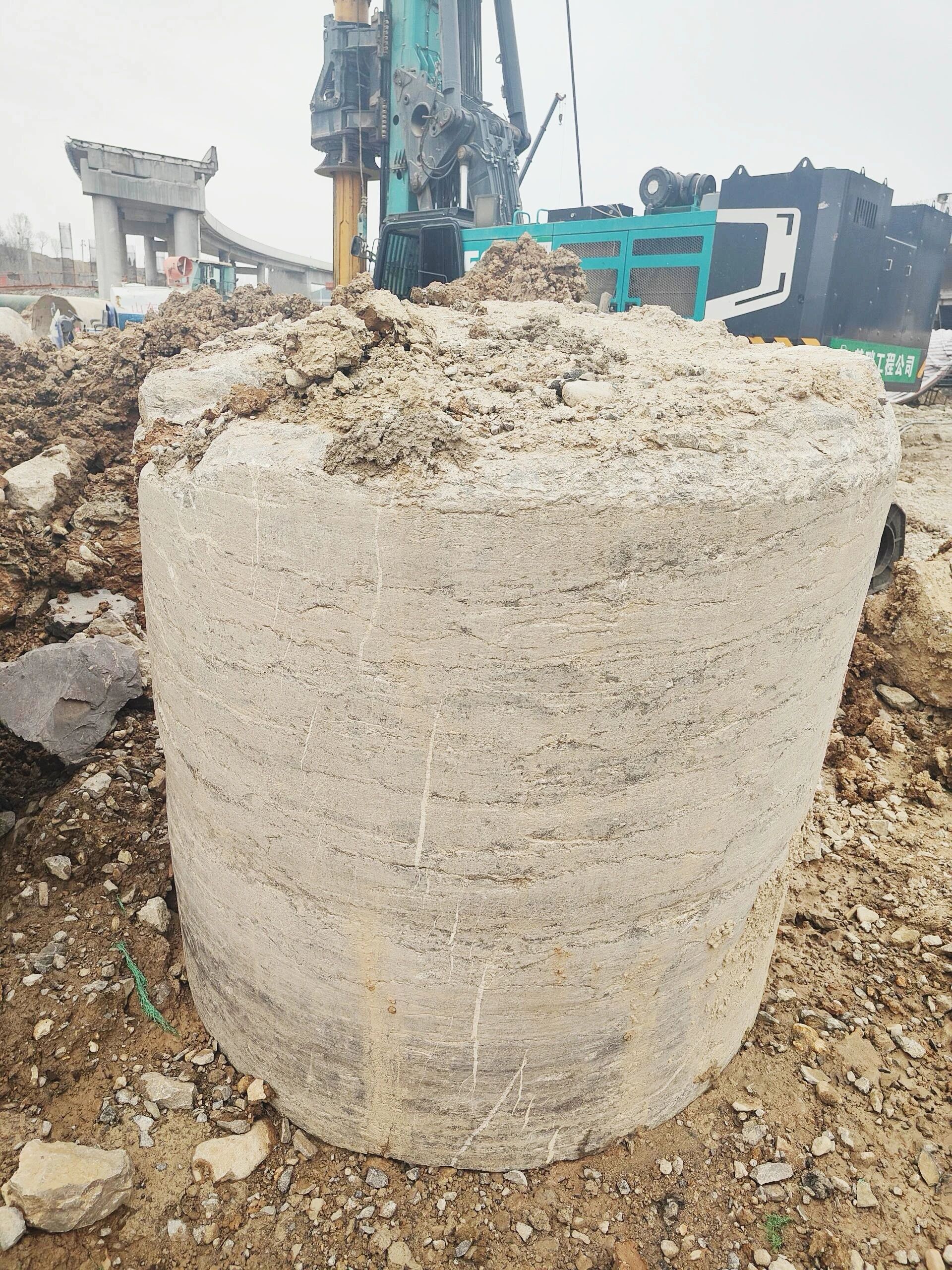 “亮剑”济南绕城改扩建项目，，，，，，永利集团官网智能增程式电动旋挖钻机高效入岩受好评
